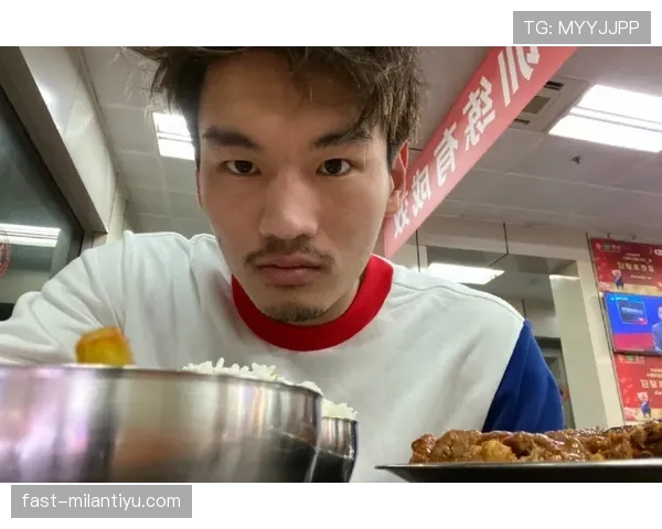 看徐嘉余的微博:泳池里像修行,下一张又像贵族度假,这反差有点带感 看徐嘉余的微博:泳池里像修行,下一张又像贵族度假,这反差有点带感